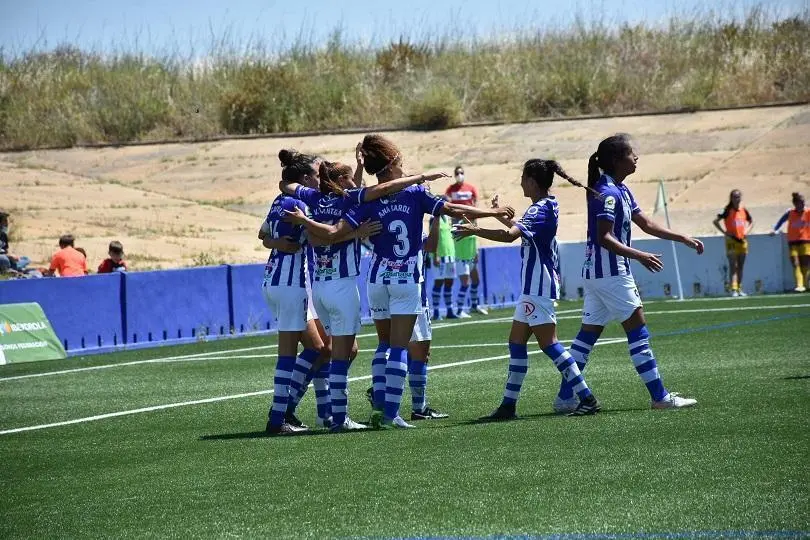 Jugadoras del Sporting Huelva celebrando un gol.  - TENOR