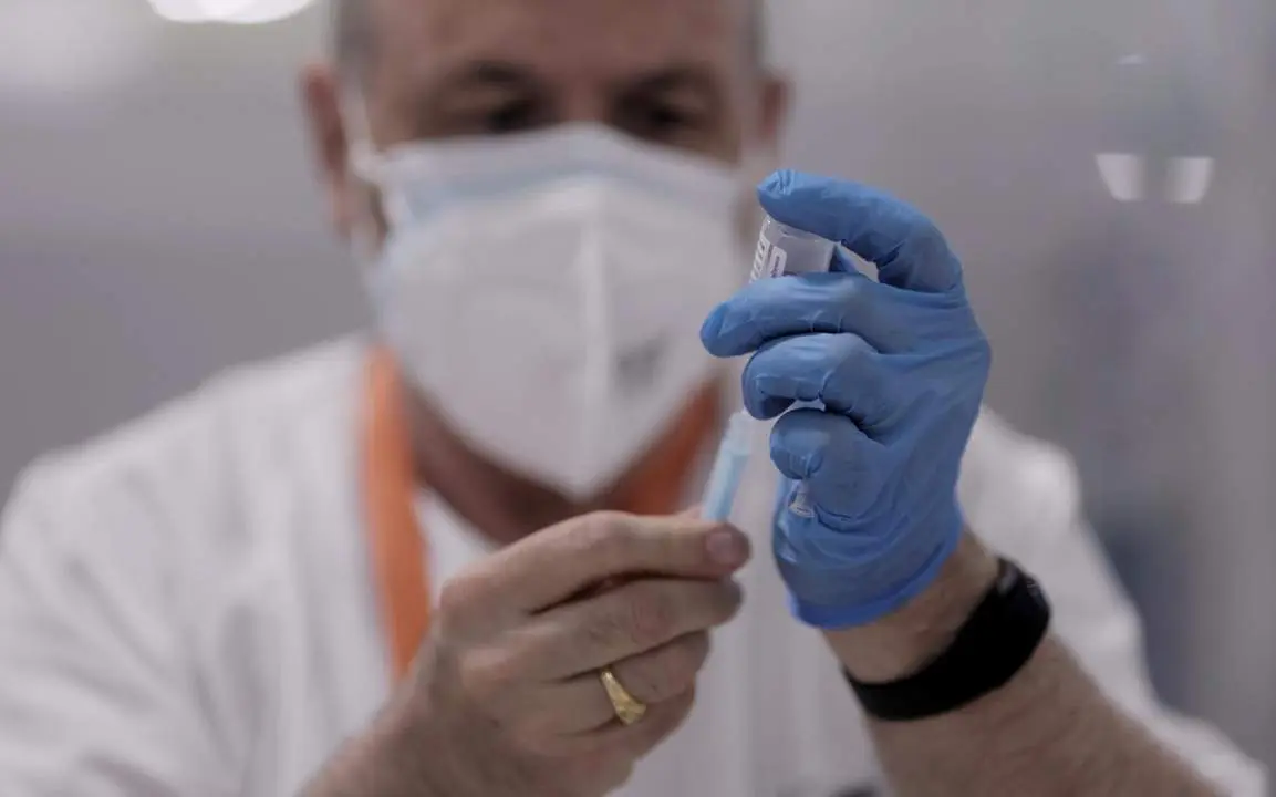 Un sanitario sostiene una vacuna contra el Covid-19. - EP