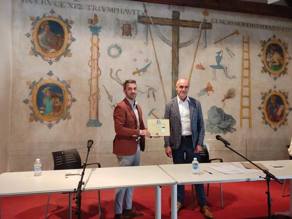 El delegado Antonio Mu&ntilde;oz con el ganador del Premio Hermanos Machado. - AYTO