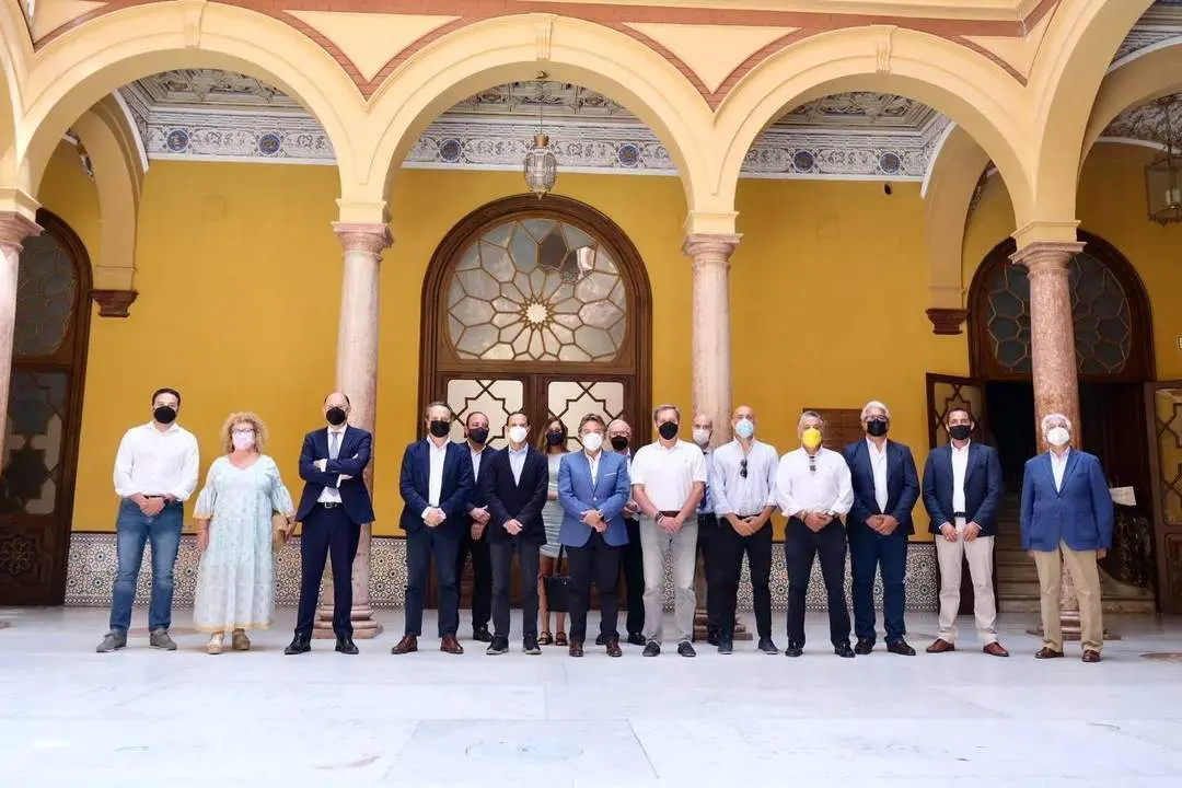 El empresario Carlos Cuevas, junto al alcalde de Sanl&uacute;car y directivos de varias empresas del sector. - C. Cruz