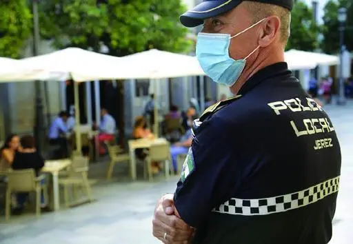 Un agente de la Polic&iacute;a Local patrulla por la calle Larga.  - Jerez.es