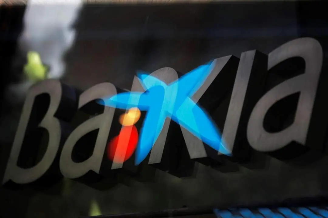 Logotipos de las entidades bancarias Bankia y CaixaBank. - EFE