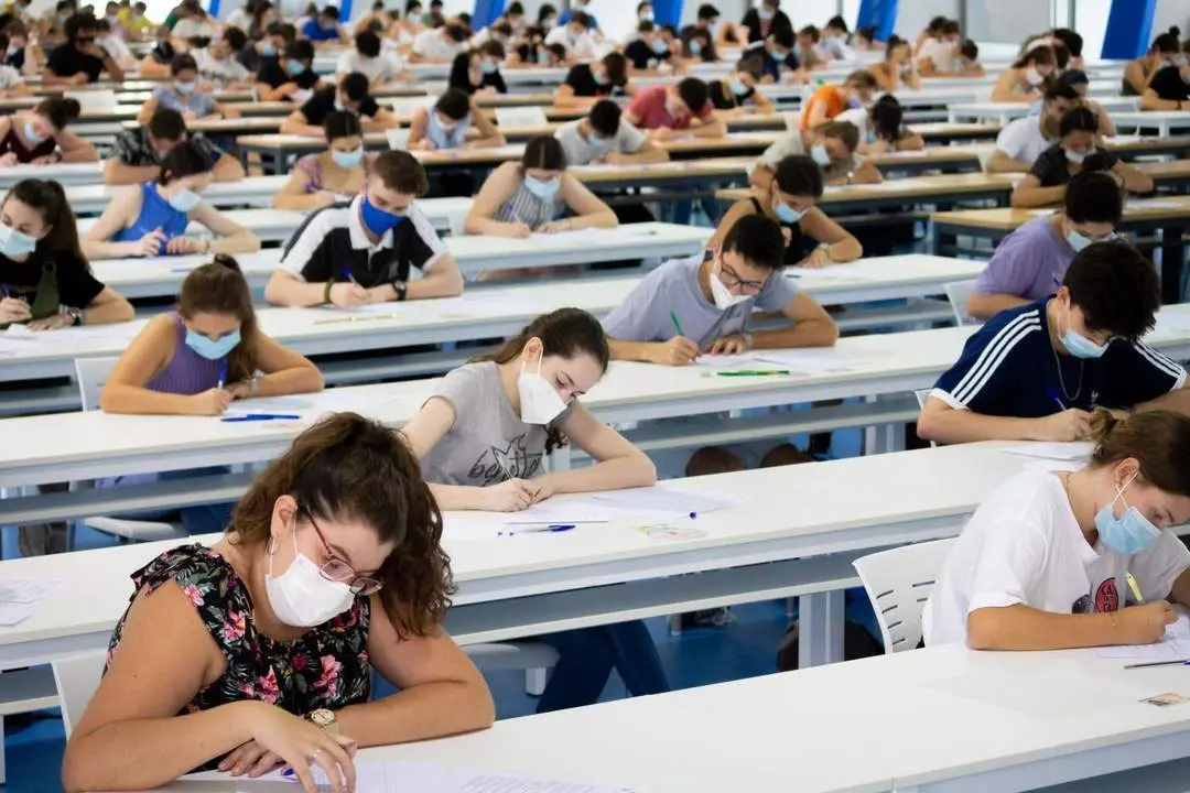  Imagen de archivo de la prueba de evaluaci&oacute;n del Bachillerato para el acceso a la Universidad, celebrada en la Pablo de Olavide. - EP