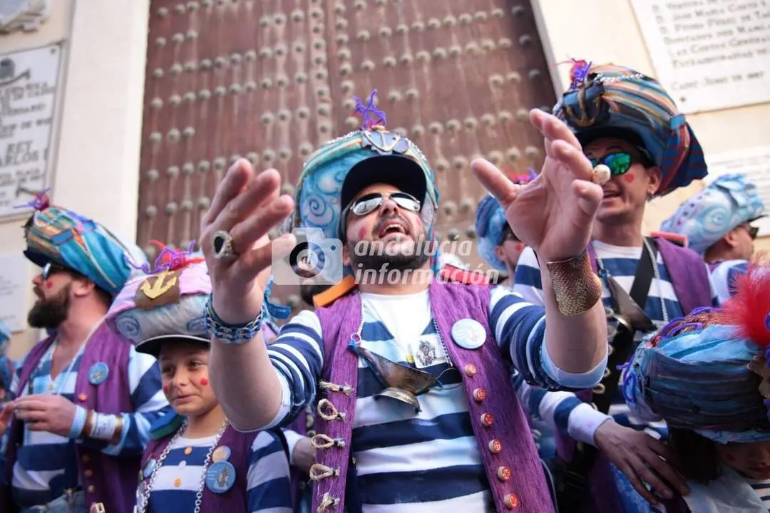 Agrupaci&oacute;n cantando en la calle durante el pasado Carnaval de C&aacute;diz. - Albera