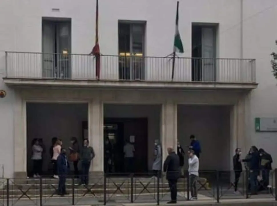 Gente a las puertas de una sede judicial de Huelva. - VH