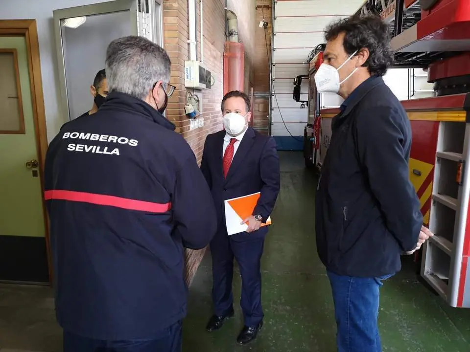 L&oacute;pez Aparicio, en una visita a un parque de bomberos de la ciudad. - Cs