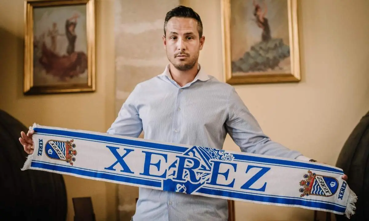 Juan D&iacute;az, posando con una bufanda del Xerez CD. - 