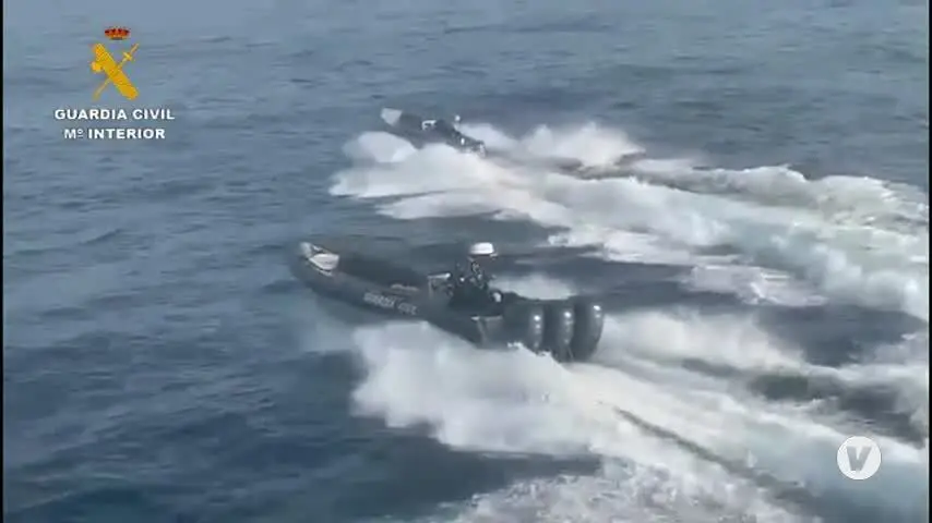 Cuatro detenidos con 30 garrafas de gasolina tras una persecuci&oacute;n mar&iacute;tima en el Estrecho