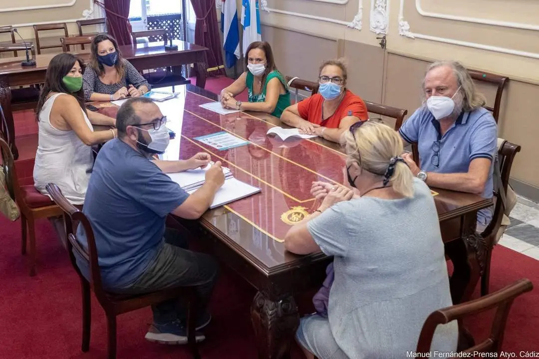 Reuni&oacute;n de Lorena Garr&oacute;n y Helena Fern&aacute;ndez con la asociaci&oacute;n Amigas del Sur. - 