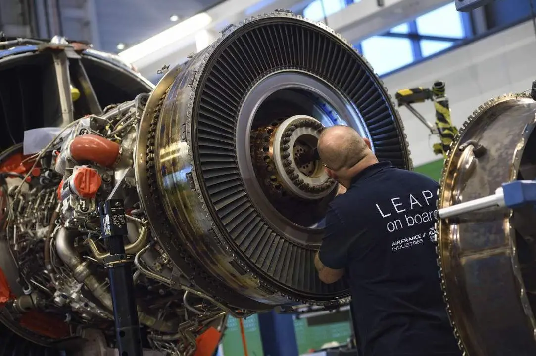 Reparaci&oacute;n del motor de una aeronave - Efe