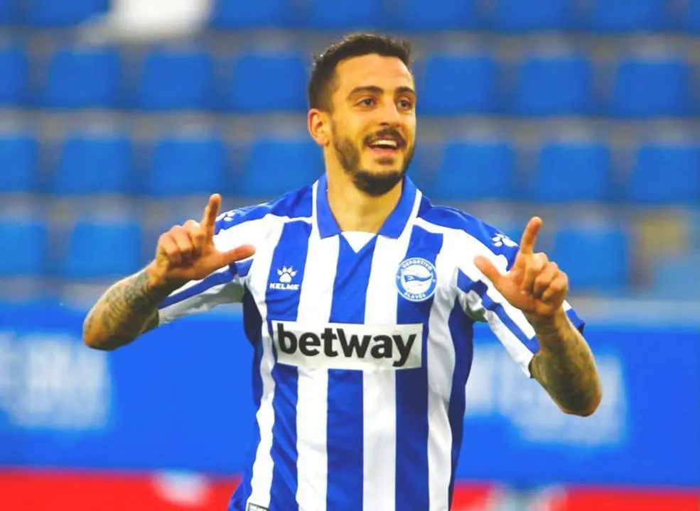 El delantero del RCD Alav&eacute;s, Joselu Mato, celebra uno de los goles que ha anotado esta pasada temporada. - rcda