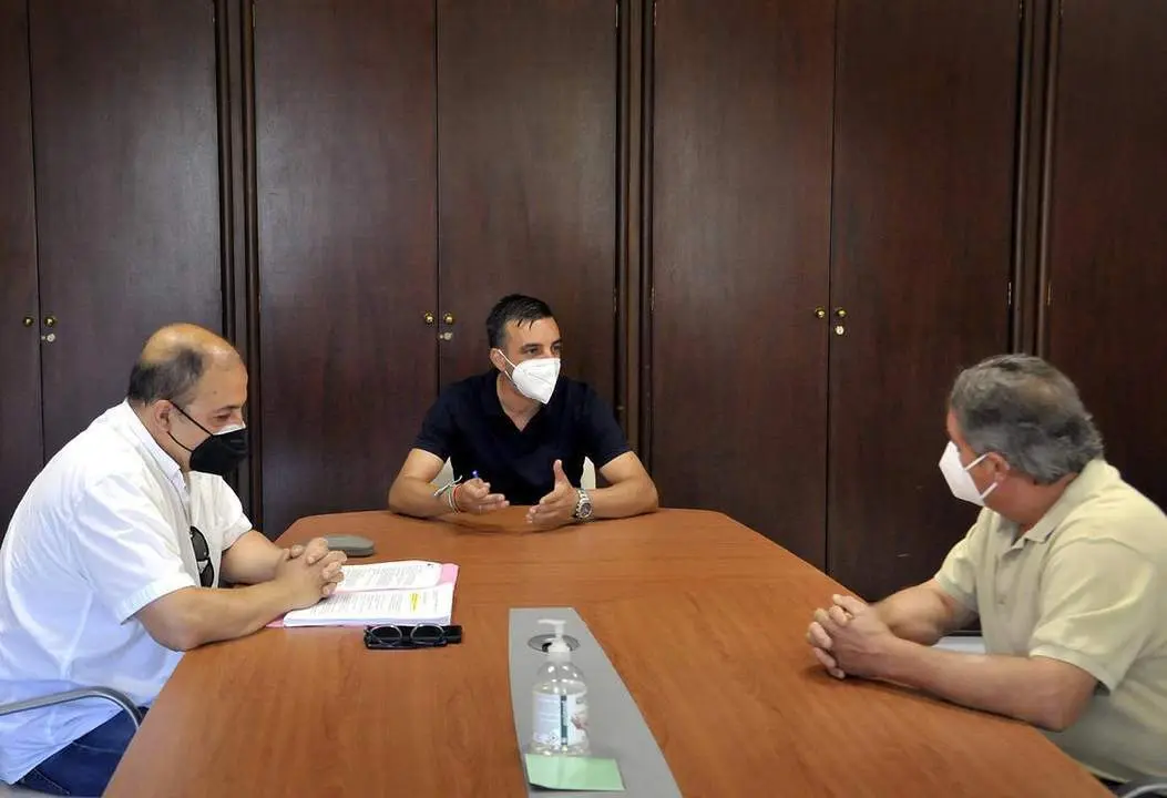 D&iacute;az reunido con los representantes de la plantilla del Consorcio de Aguas - jerez.es