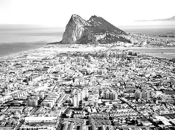 Vista a&eacute;rea general de la ciudad de La L&iacute;nea de la Concepci&oacute;n, con el Pe&ntilde;&oacute;n y la ciudad de Gibraltar al fondo. - Faro