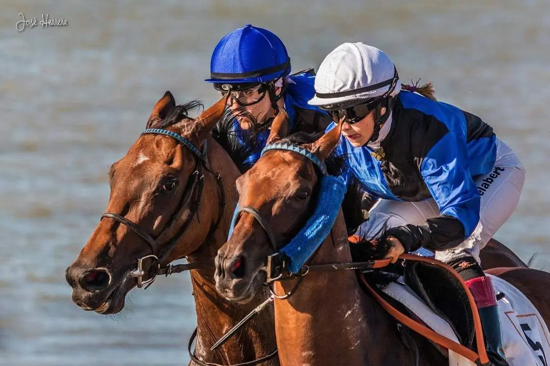 Luc&iacute;a Gelabert -a la derecha- en una de las muchas carreras que ha afrontado en Sanl&uacute;car durante 12 temporada - Jos&eacute; Herrera
