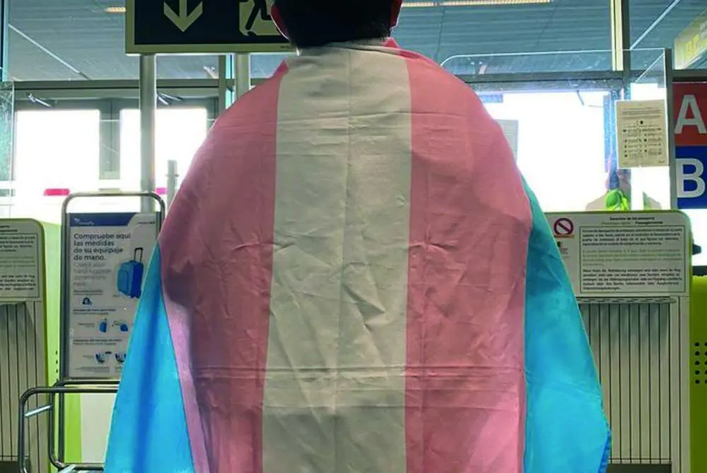 Un menor envuelto en la bandera que representa al colectivo transexual.  - Chrysallis