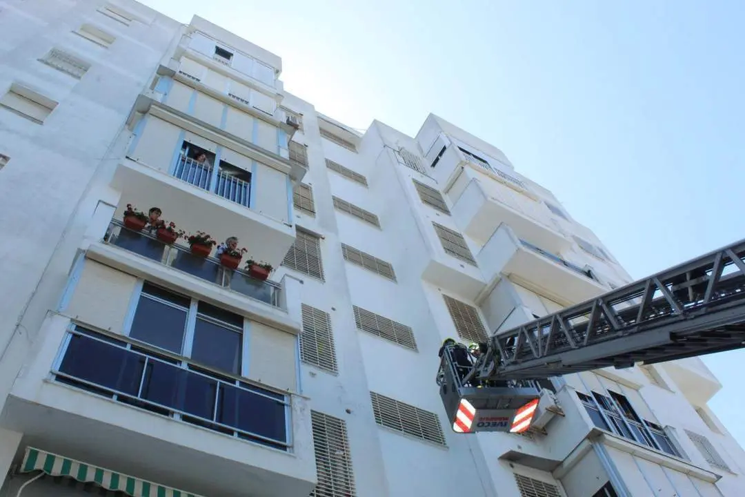 Un momento de la actuaci&oacute;n del bomberos en el Cabo Noval - Ra&uacute;l J. Bustillos