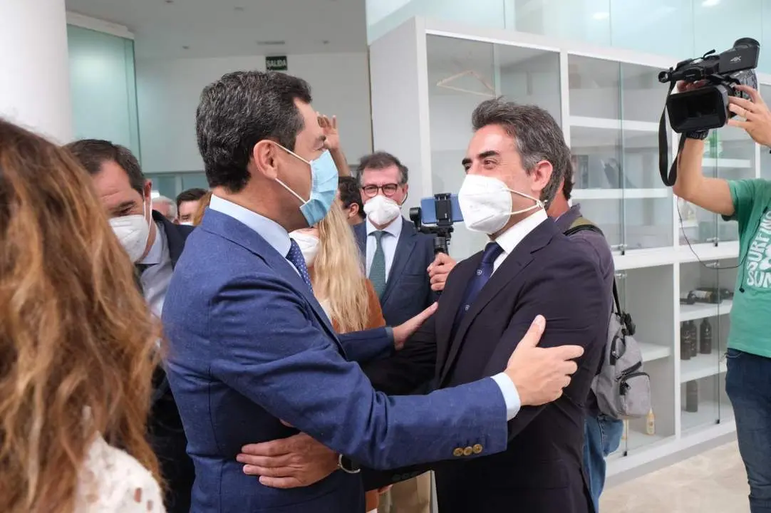 Juanma Moreno saluda a Antonio Salda&ntilde;a a su llegada a Jerez al acto de Asaja - Cristo Garc&iacute;a