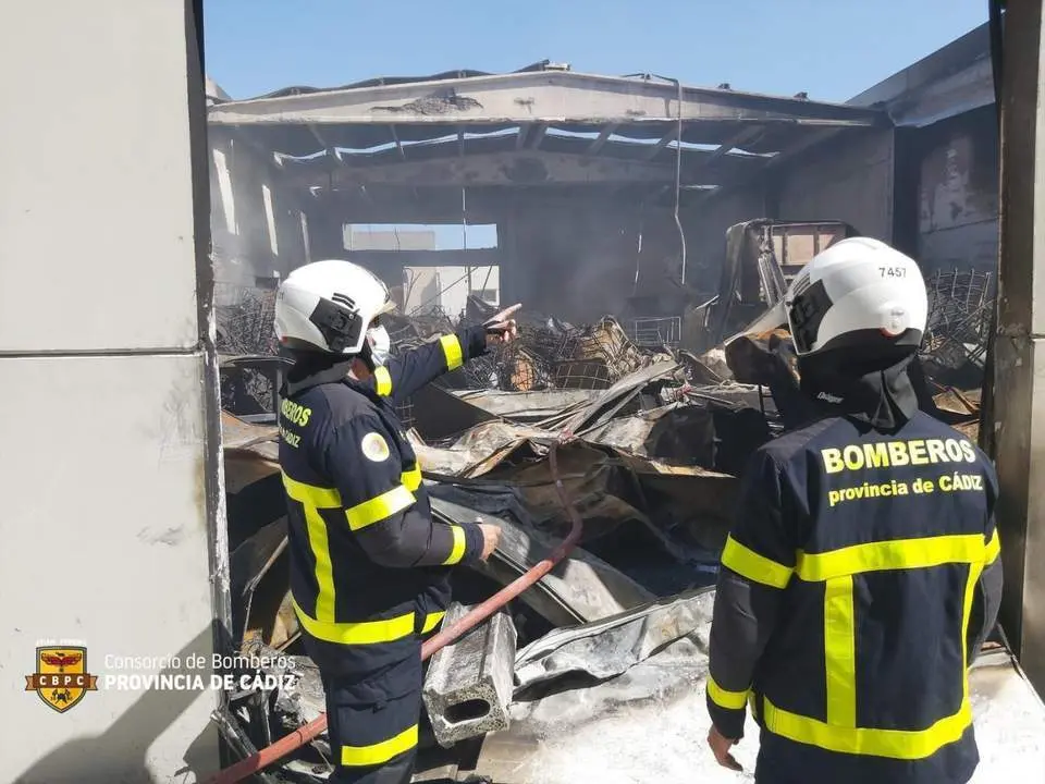 Bomberos en el lugar del incendio. - CPBC