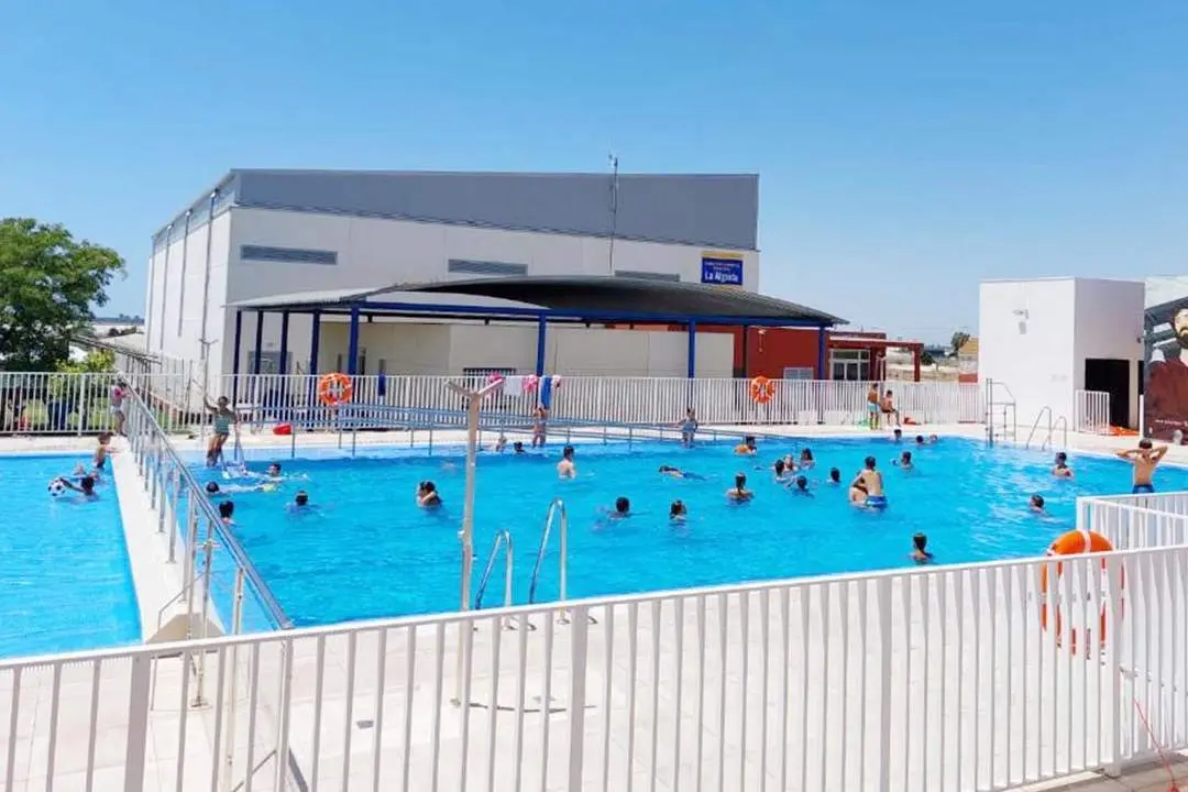Los ni&ntilde;os disfrutan en las dos piscinas construidas en el CEIP Maestra Caridad Ruiz - CMCR