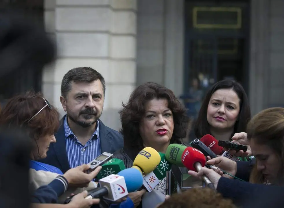 La alcaldesa de Hu&eacute;var, del PP, en el centro de la imagen. - EP