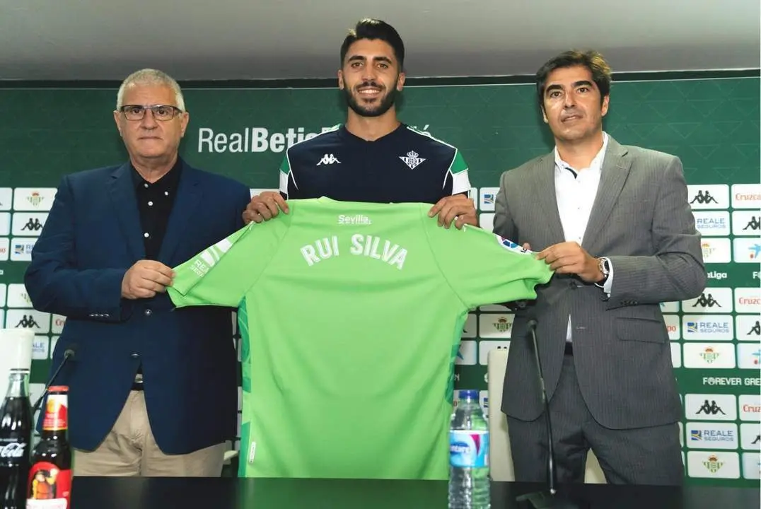 Antonio Cord&oacute;n, Rui Silva y &Aacute;ngel Haro durante la presentaci&oacute;n del nuevo meta portugu&eacute;s del Real Betis. - efe