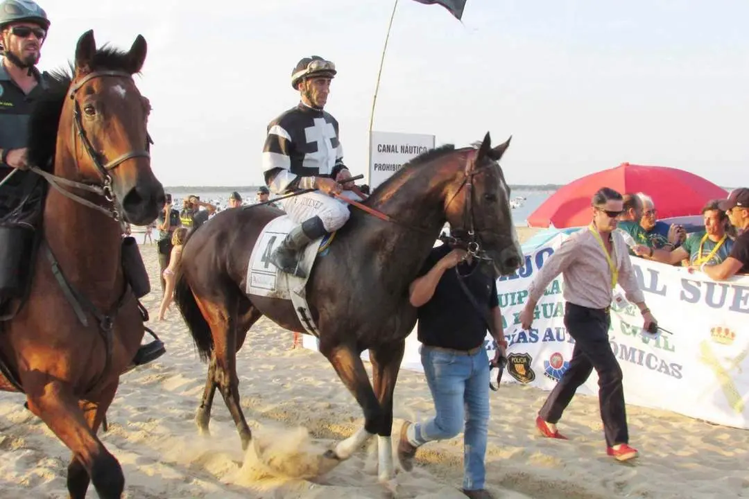 El jockey Paquito Jim&eacute;nez tras ganar el Gran Premio Andaluc&iacute;a en el a&ntilde;o 2018 - Ra&uacute;l J. Bustillos