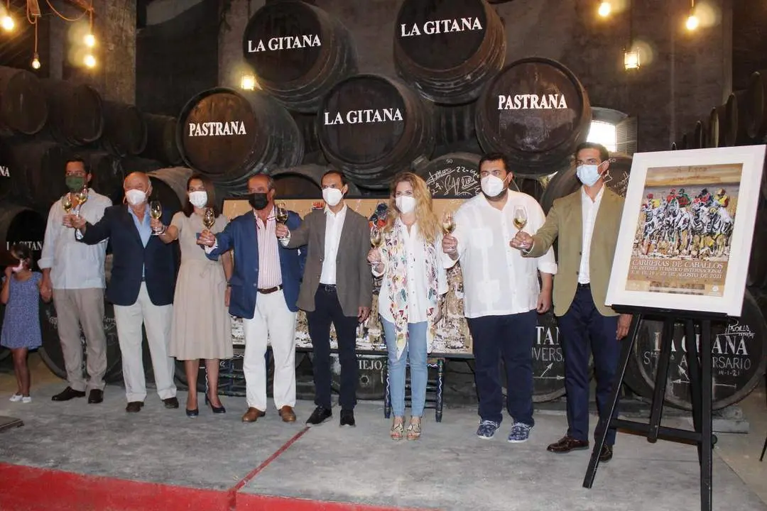 Las personas que presidieron el acto brindaron con una copa de Manzanilla - Ra&uacute;l J. Bustillos