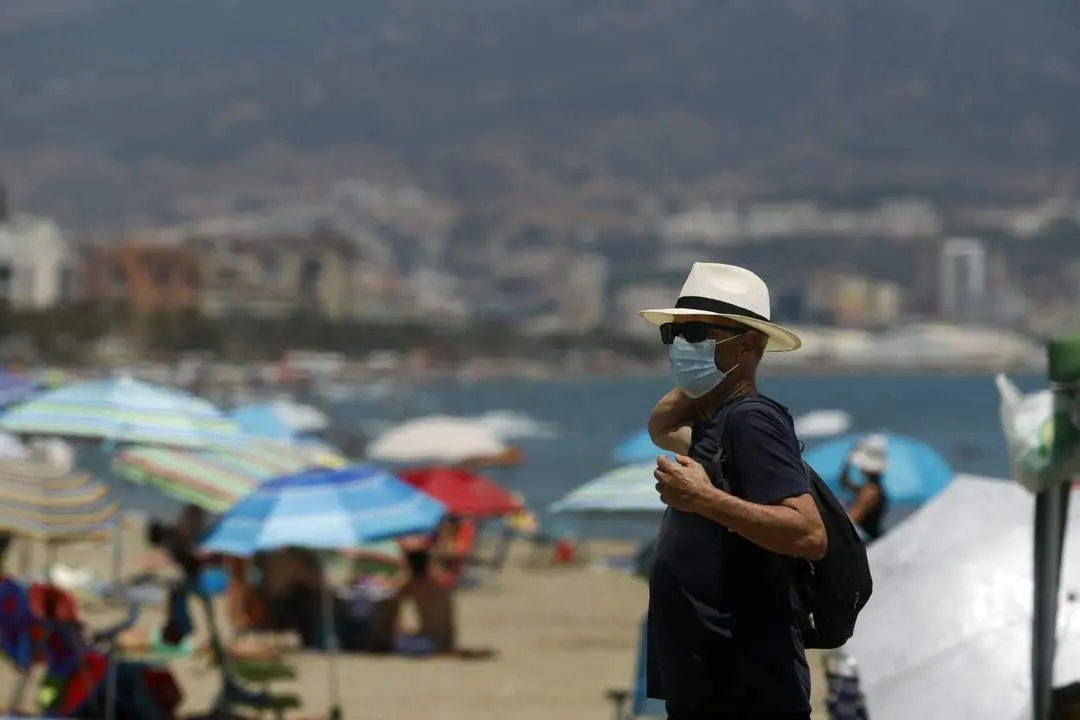 En la playa con mascarilla. - &Aacute;lex Zea/Europa Press