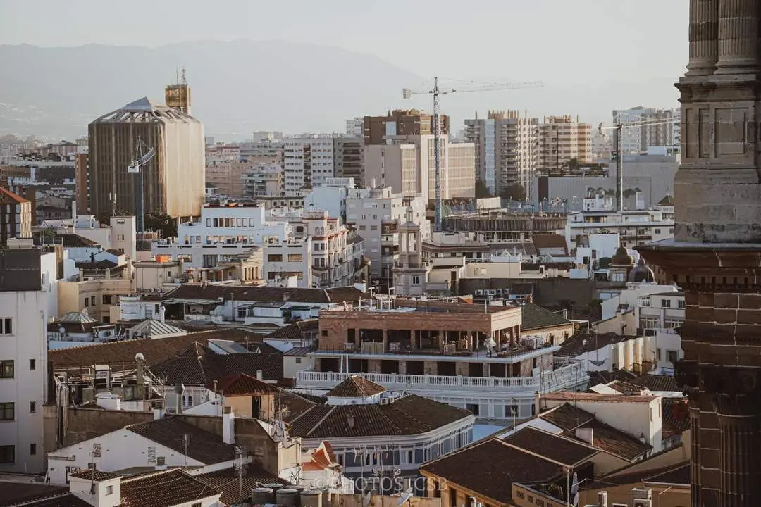 Vista desde la Catedral de M&aacute;laga en la que se puede ver esta edificaci&oacute;n. - Coral Serra