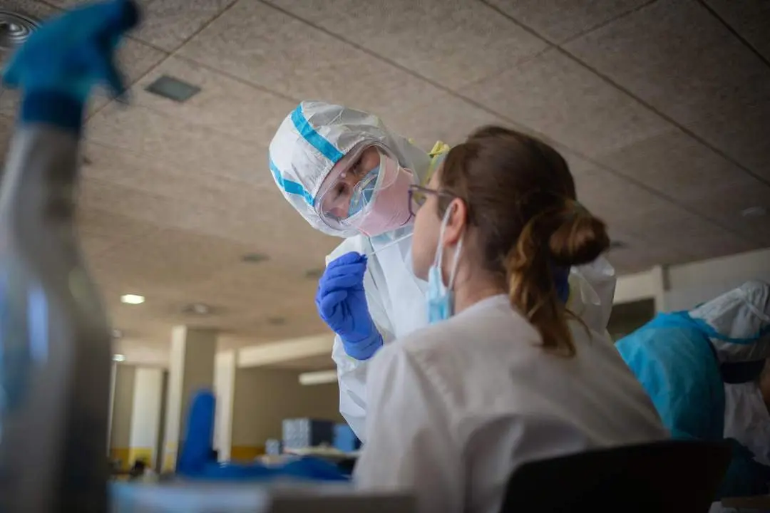 Sanitario realiza una prueba de detecci&oacute;n del Covid-19. - E. P.