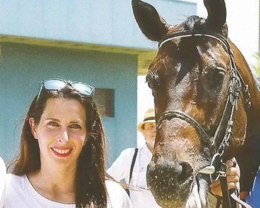 Graziela Rodr&iacute;guez disfruta en el mundo del turf y hace gala de ser sanluque&ntilde;a - A. I.