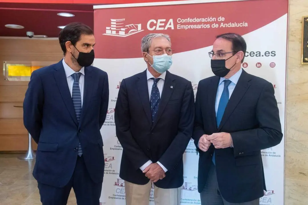 Jorge Romero, Rogelio Velasco y Javier Gonz&aacute;lez de Lara, antes del inicio de la jornada en la CEA.  - Cedida