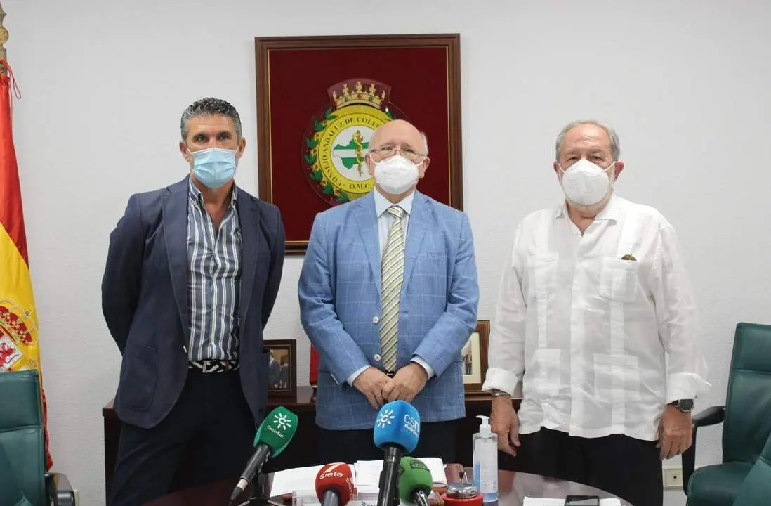 Jos&eacute; Luis Perea, de ATA, Antonio Aguado N&uacute;&ntilde;ez-Cornejo y Alfonso Carmona, del Consejo M&eacute;dicos.  - Cedida