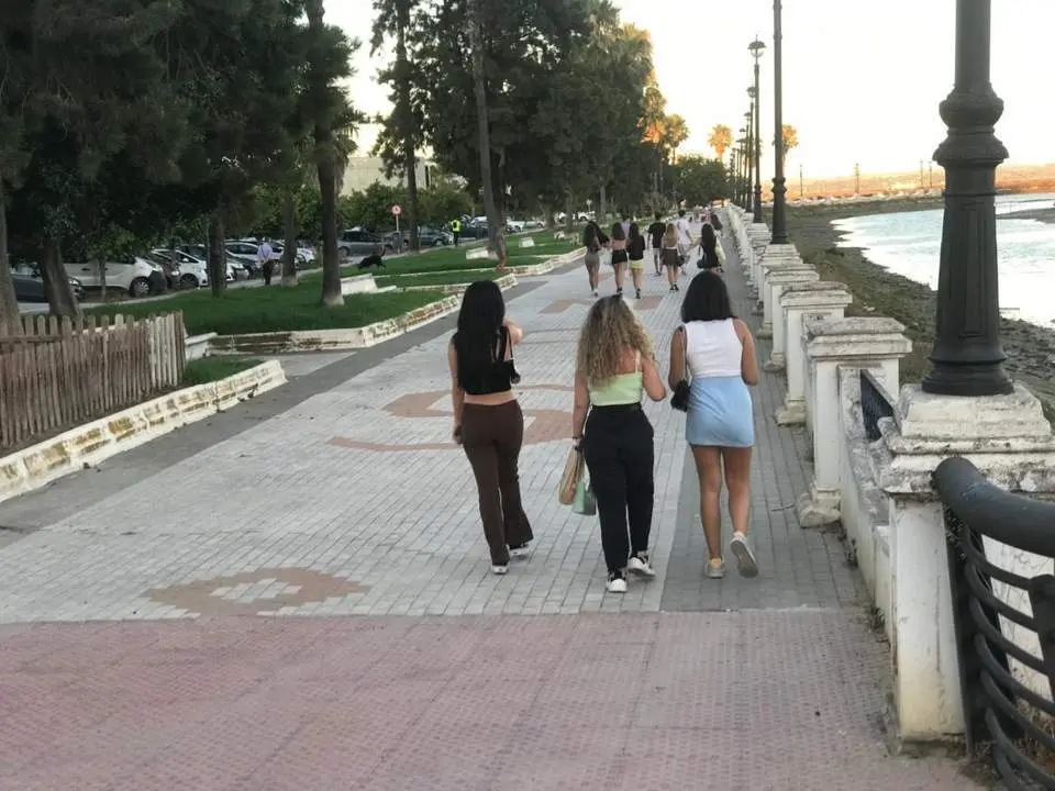 J&oacute;venes camino de La Magdalena. - A.I.