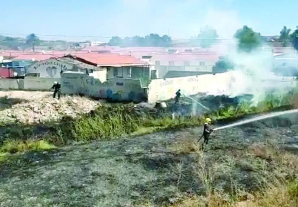 Actuaci&oacute;n de los bomberos este mi&eacute;rcoles en Los Asperones. - @Encierrobombmlg