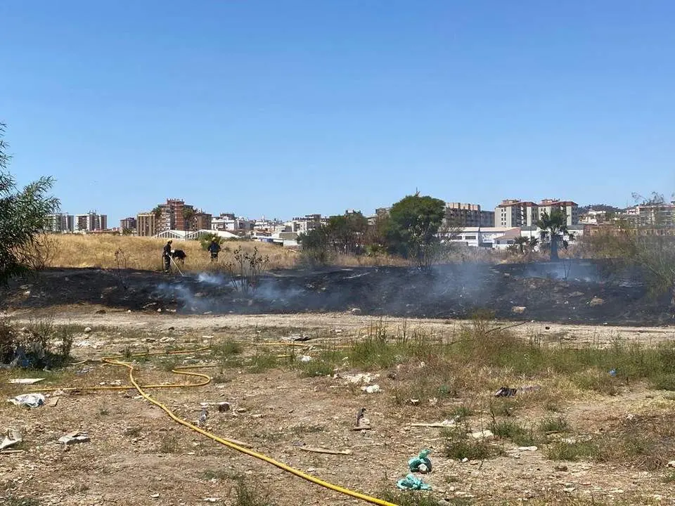 Uno de los incendios recientes en los terrenos. - @ENCIERROBOMBMLG
