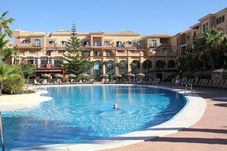 Piscina hotel de la costa de Huelva. - VH
