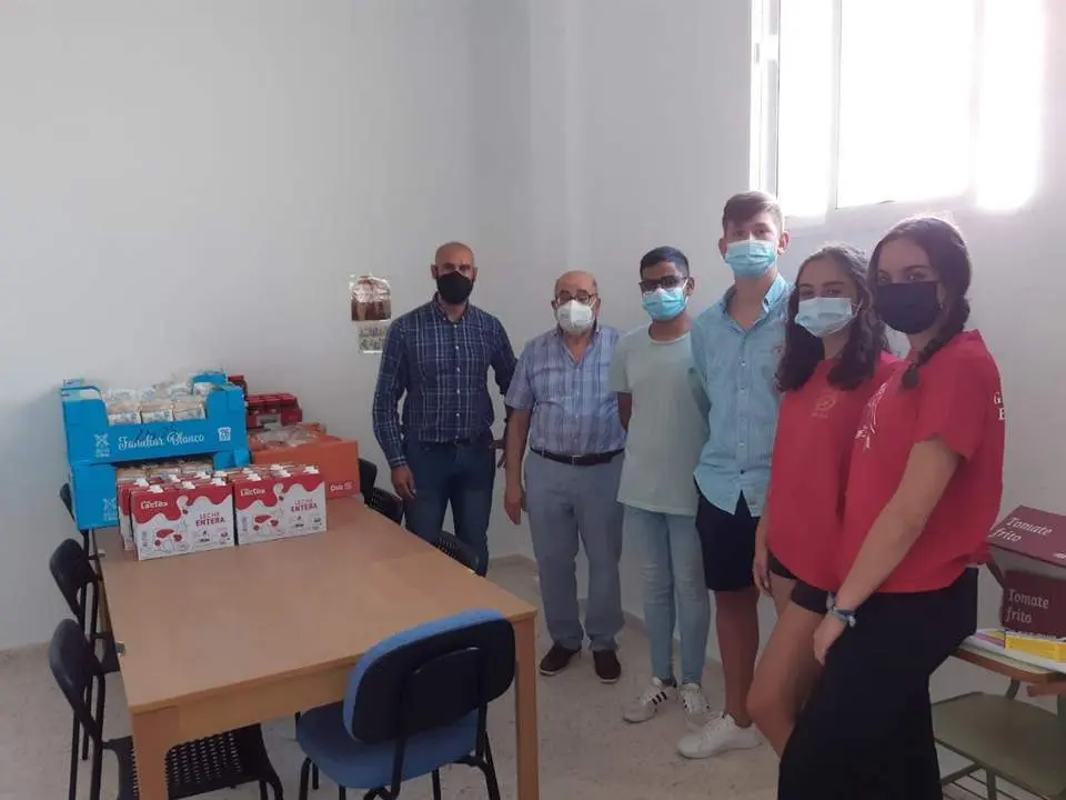 Entrega de alimentos a C&aacute;ritas de la Pastora. - 