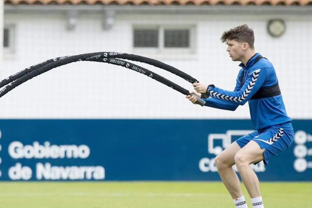 Marc Cardona entrenando en las instalaciones de Tajonar - Osasuna