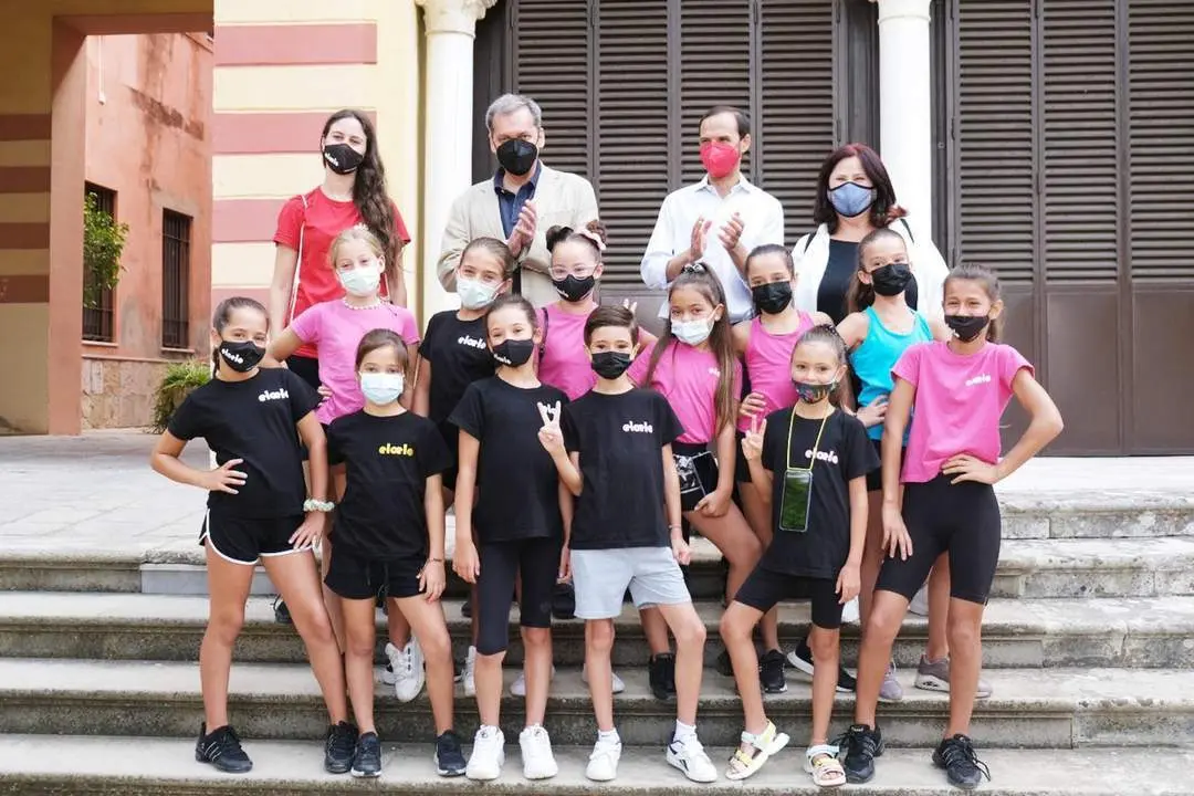 Las integrantes de Elo Elo posando con V&iacute;ctor Mora y Javier Porr&uacute;a - A. I.