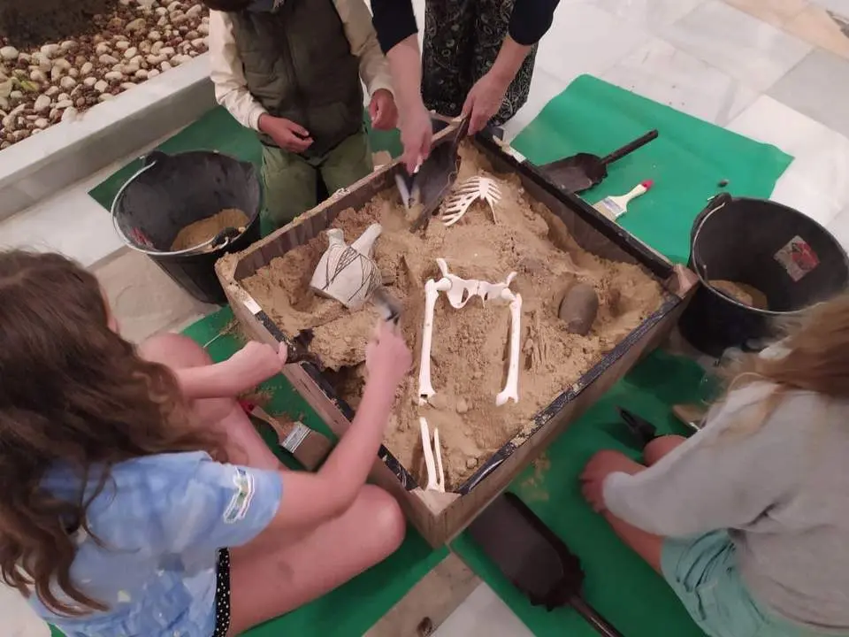 Los peque&ntilde;os participaron en un taller de arqueolog&iacute;a.  - 