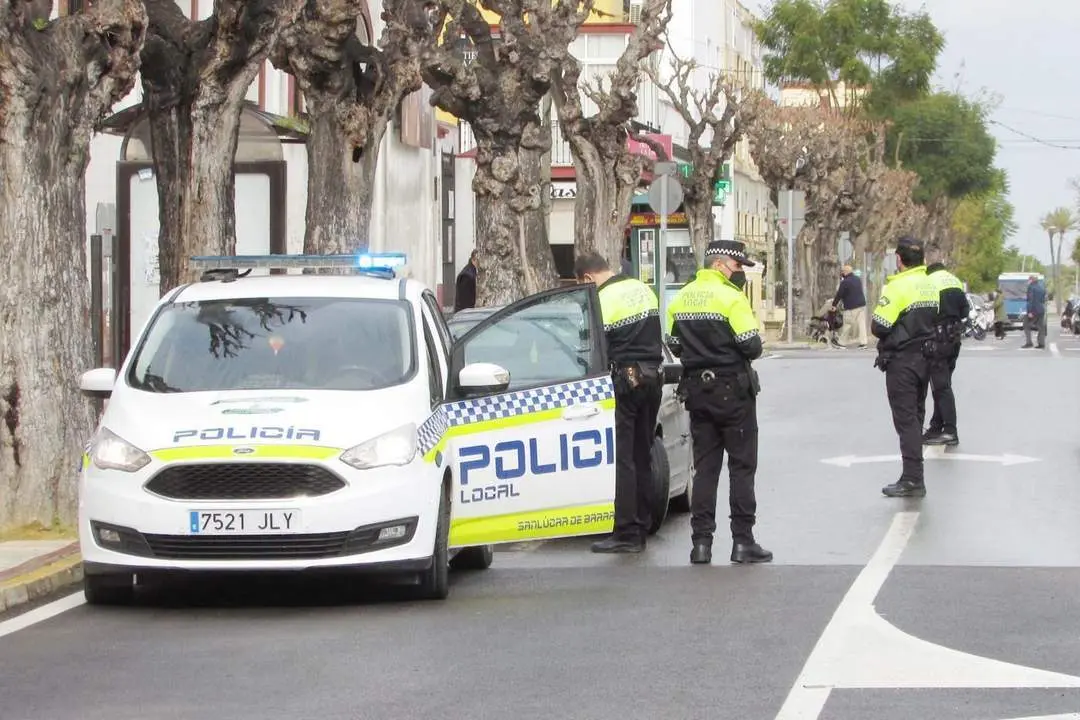 La Polic&iacute;a Local de Sanl&uacute;car en un control realizado en La Calzada - Ra&uacute;l J. Bustillos