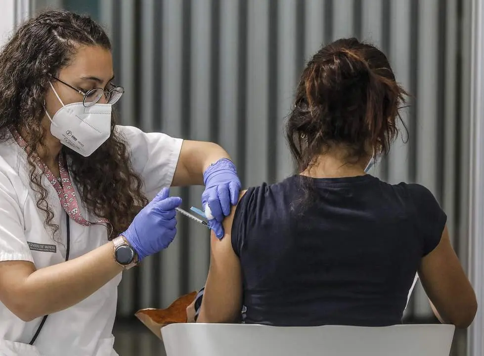 Una joven recibe la vacuna contra el Covid-19. - EP