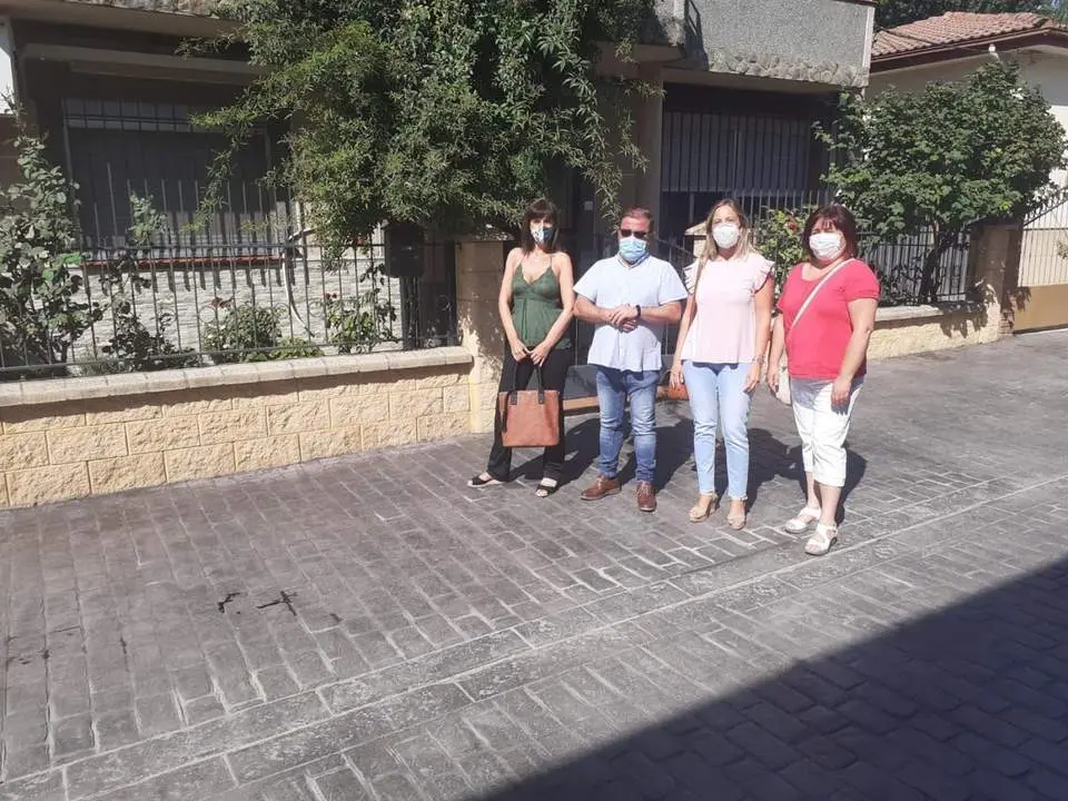 Visita a la actuaci&oacute;n realizada en una calle de la localidad.  - 