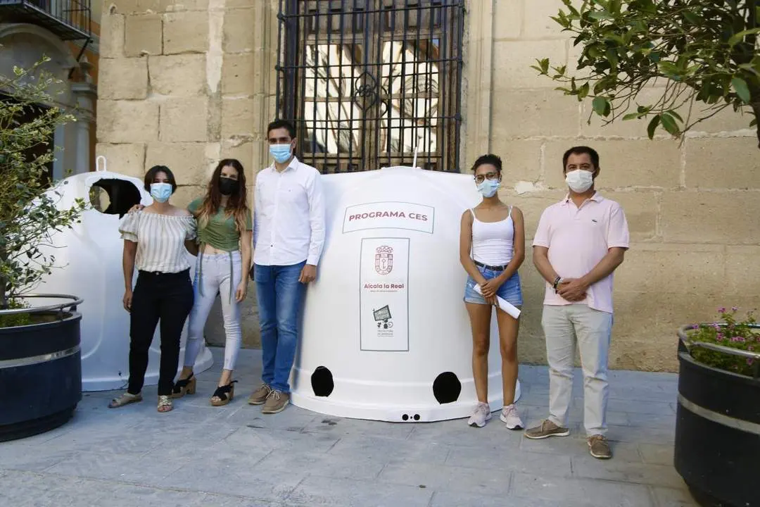 Integrantes de Fuerza Animal, junto al alcalde y el concejal Jes&uacute;s Aguilar, tras la firma del convenio.  - 