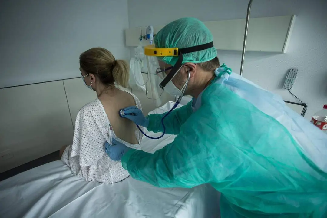 M&eacute;dico y paciente. - Europa Press
