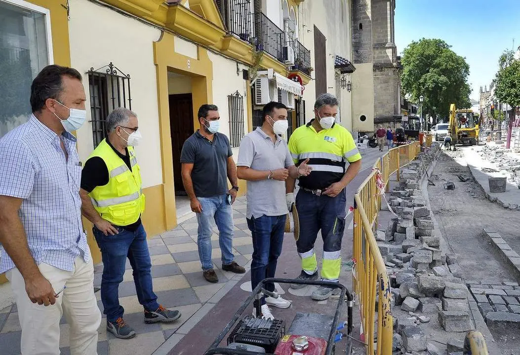 D&iacute;az supervisando las obras de la calle Ponce.  - jerez.es