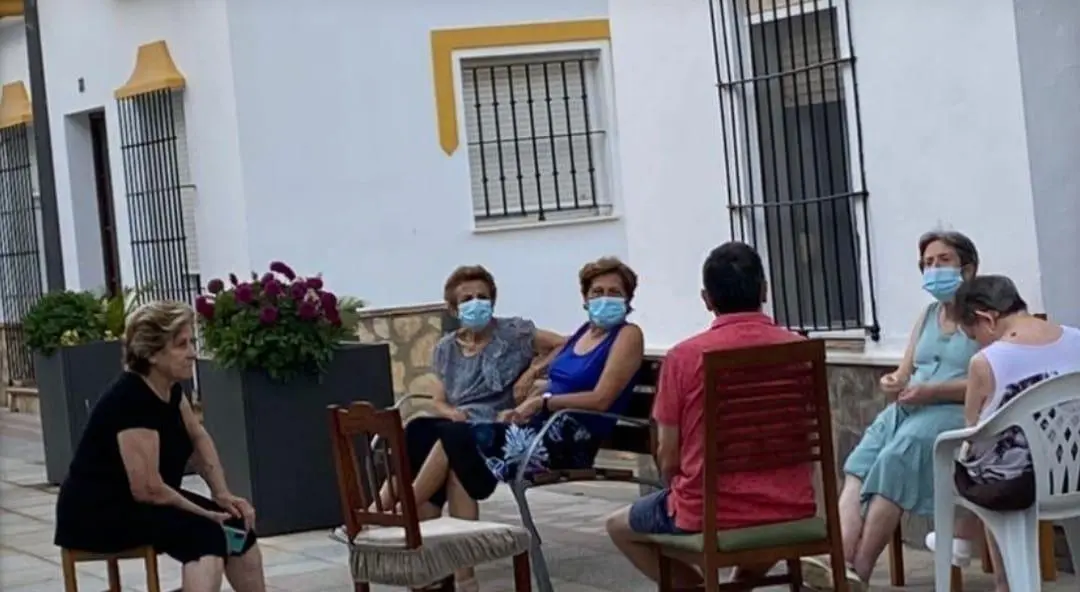 Vecinos charlando. - Ayuntamiento de Algar