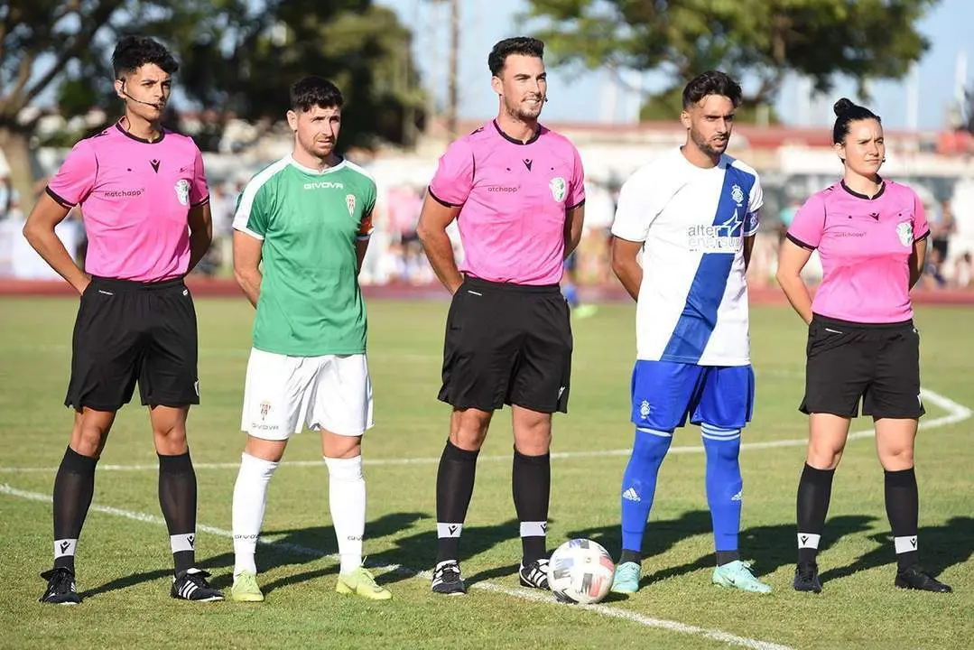 Los dos capitanes con el tr&iacute;o arbitral en Punta Umbr&iacute;a - | C&oacute;rdoba CF