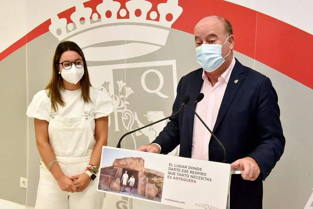 Manuel Bar&oacute;n y Elena Melero, en rueda de prensa. - AYTO ANTEQUERA